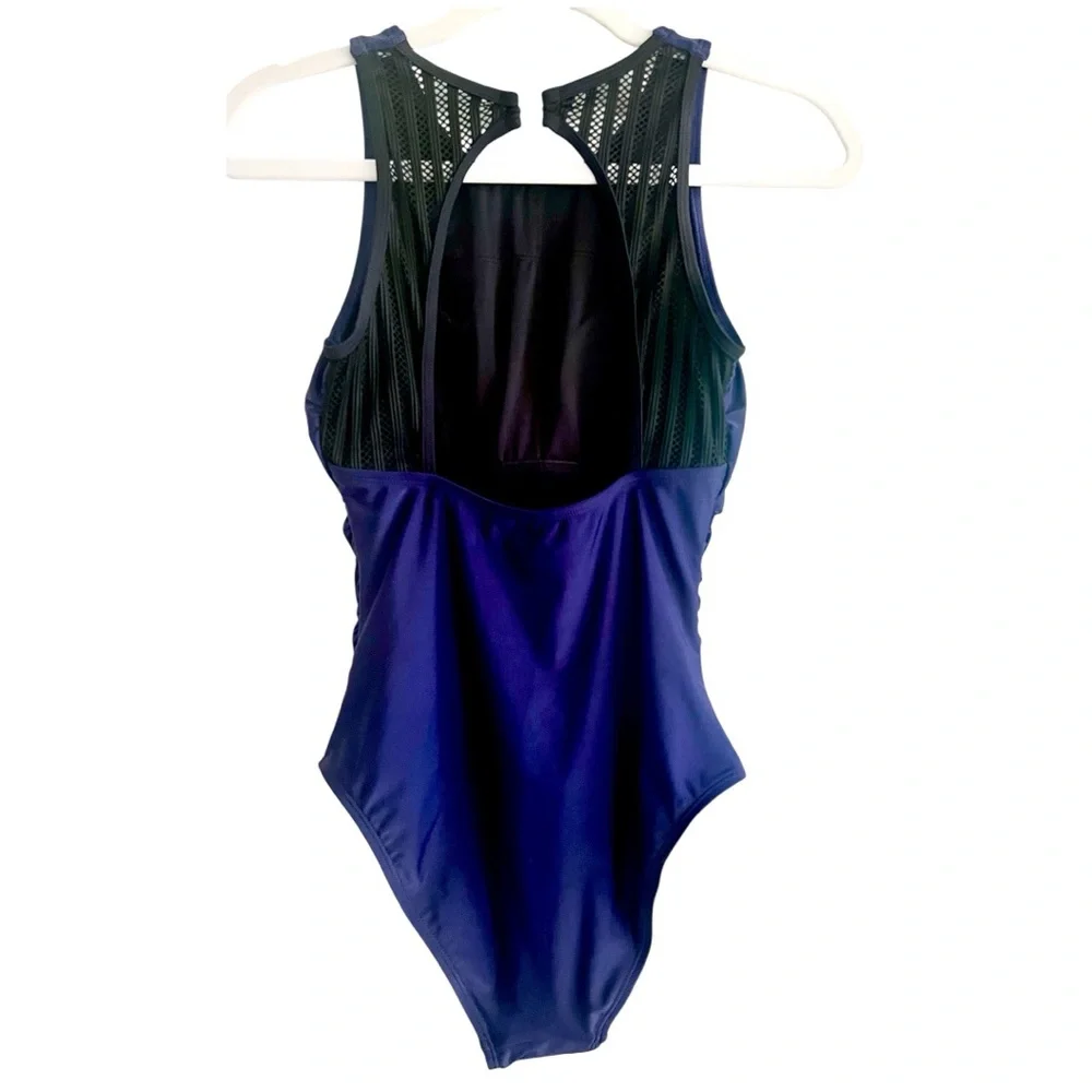 Navy Blue Women's Tummy Control Swimsuit
NWT
Cupshe
Women’s Small - Picture 10 of 14